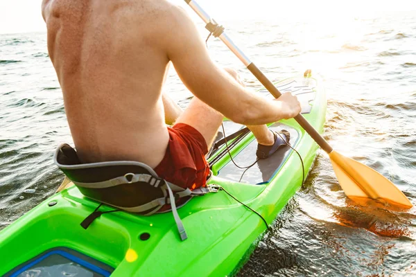 Homme fort en bonne santé kayak — Photo