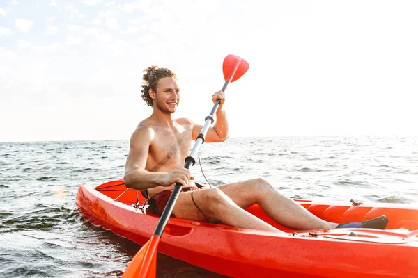 Hombre fuerte saludable kayak — Foto de Stock