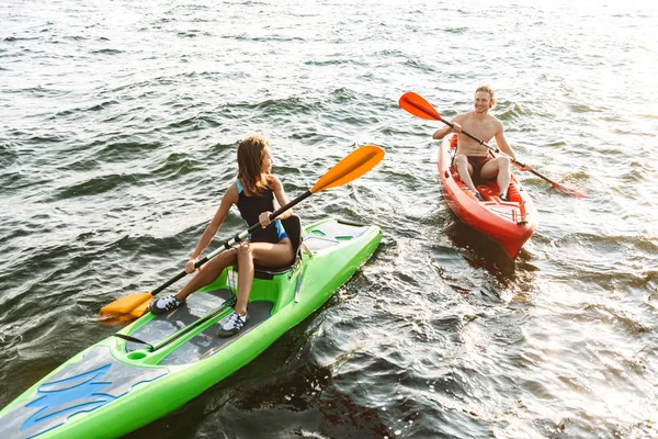 Sporty coppia kayaing in the ocean — Foto Stock