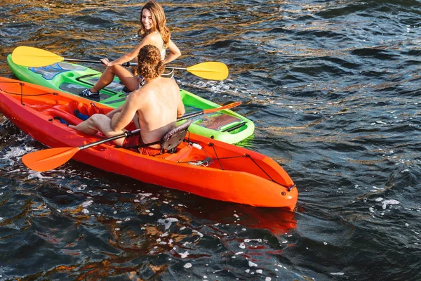 Sportliches Paar paddelt im Ozean — Stockfoto