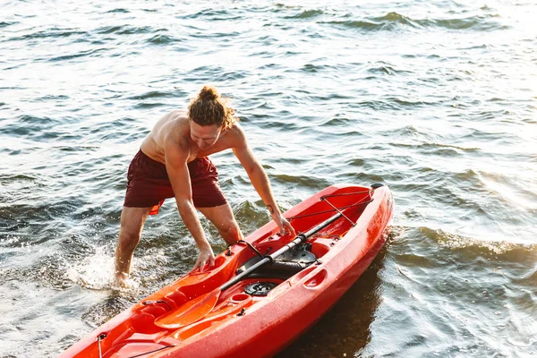Gesund fitter Mann auf dem Kajak im Ozean — Stockfoto