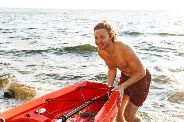 Okyanusta bir kayık sağlıklı fit adam — Stok fotoğraf