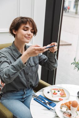 Kahvaltı için çekici genç kız