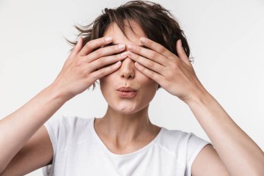 Temel t-shir kısa kahverengi saçlı Avrupalı kadın portresi