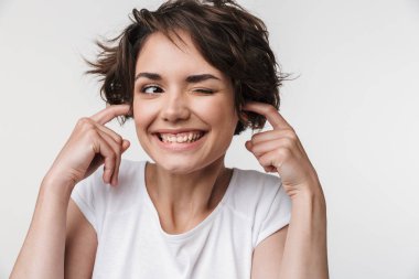 Temel t-shirt kısa kahverengi saçlı gülümseyen kadın portresi