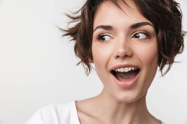 Temel kısa kahverengi saçlı neşeli kadının portre yakın çekim 