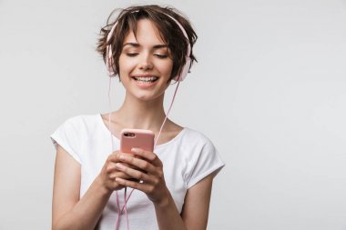 Li ise temel t-shirt tutan akıllı telefon sevimli kadın görüntü