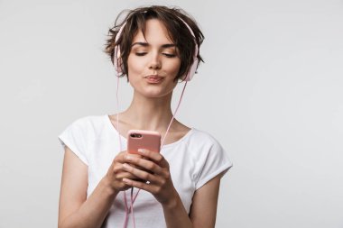Akıllı telefon whil tutan temel t-shirt esmer kadın görüntü
