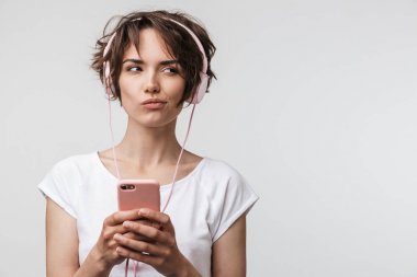 Akıllı telefon whi tutan temel t-shirt güzel kadın görüntü