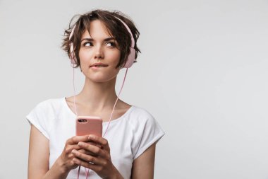 Temel t-shirt akıllı telefon whi tutan kafkas kadın görüntü
