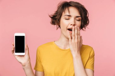 Ekran esneme gösteren cep telefonu kullanarak uykulu arka plan.