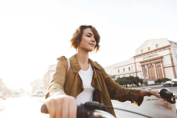 Linda joven increíble mujer caminando al aire libre en el parque con bicicleta hermoso día de primavera . —  Fotos de Stock