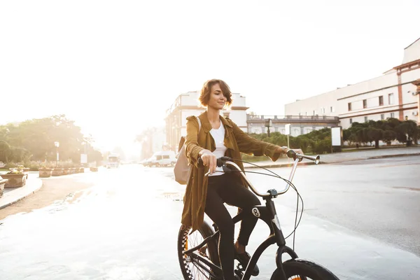 Aranyos fiatal csodálatos nő séta a szabadban parkban kerékpáros szép tavaszi napon. — Stock Fotó