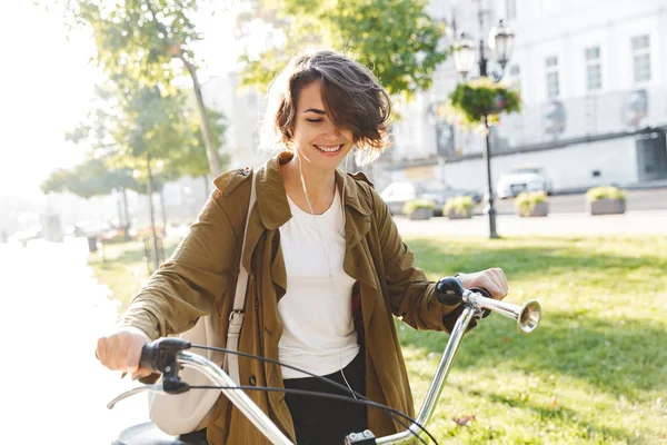 Милая молодая удивительная женщина гуляет по парку с велосипедом красивый весенний день . — стоковое фото