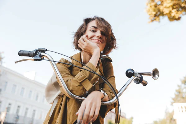 Bonito jovem mulher incrível andando ao ar livre no parque com bicicleta belo dia de primavera . — Fotografia de Stock