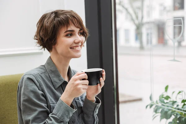Sorrindo menina bebendo café — Fotografia de Stock