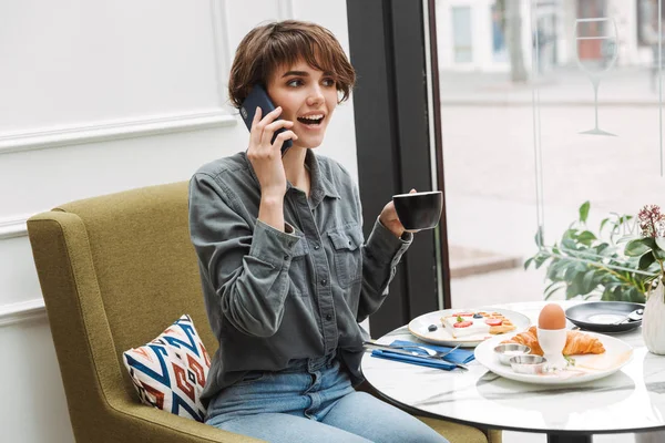 Aantrekkelijk jong meisje ontbijten — Stockfoto