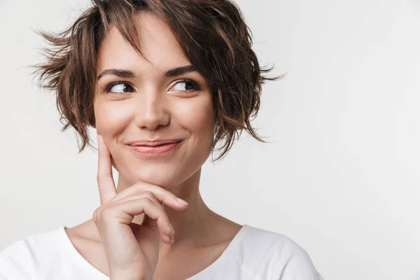 Retrato de mujer hermosa con pelo castaño corto en t-shi básico —  Fotos de Stock