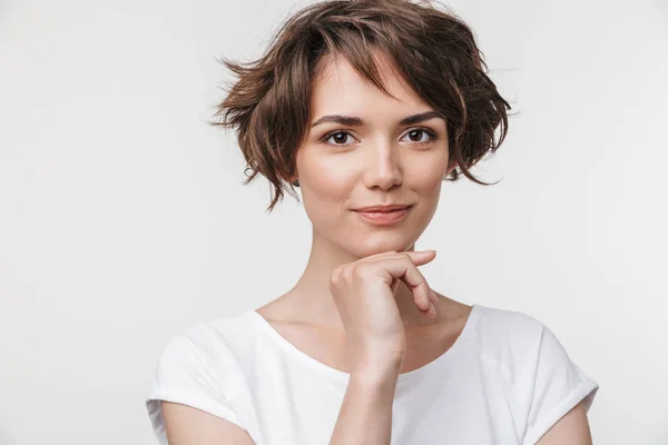 Retrato de mulher bonito com cabelo castanho curto em t-shirt básica lo — Fotografia de Stock