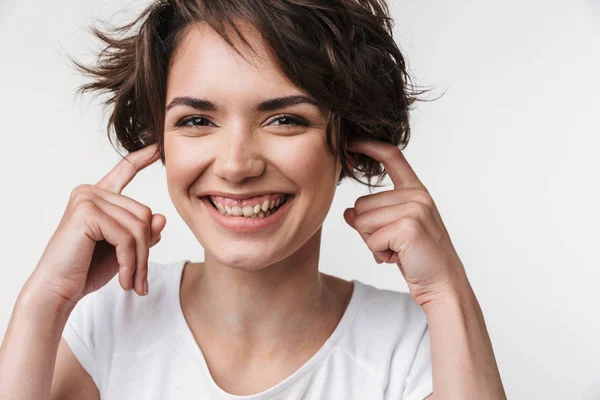 Retrato de mujer caucásica con pelo castaño corto en t-shi básico — Foto de Stock