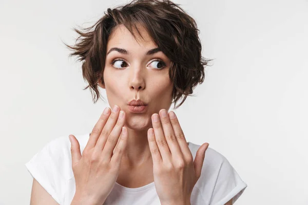 Retrato de mujer alegre con pelo castaño corto en camiseta básica —  Fotos de Stock