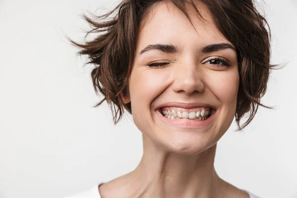Retrato close-up de mulher feliz com cabelo castanho curto em t básico — Fotografia de Stock