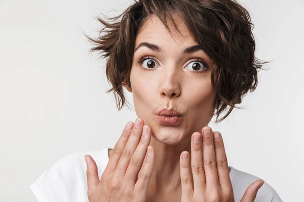 Retrato de mujer encantadora con pelo castaño corto en T-shir básico —  Fotos de Stock