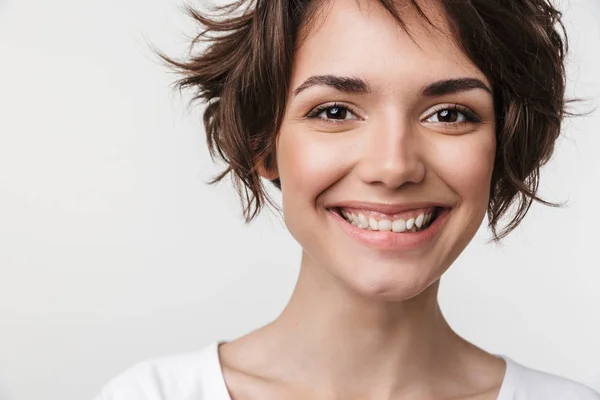 Retrato close-up de mulher bonita com cabelo castanho curto em básico — Fotografia de Stock