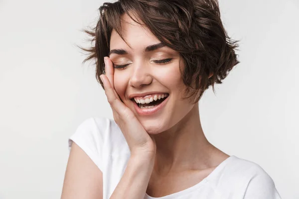 Retrato de mulher alegre com cabelo castanho curto em camiseta básica — Fotografia de Stock