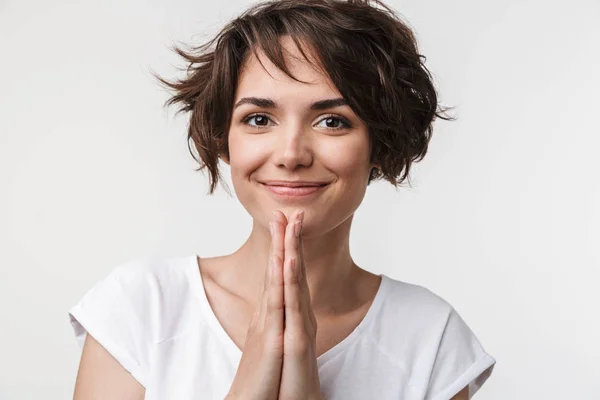 Retrato de mujer sonriente con pelo castaño corto en camiseta básica —  Fotos de Stock