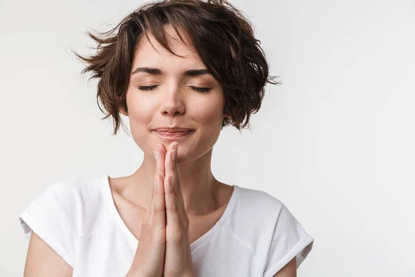 Porträt einer kaukasischen Frau mit kurzen braunen Haaren in einfachem T-Shi — Stockfoto