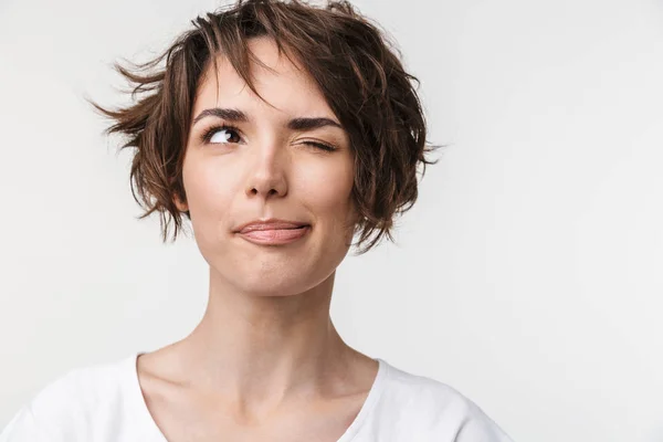 Retrato de primer plano de mujer optimista con pelo castaño corto en ba —  Fotos de Stock