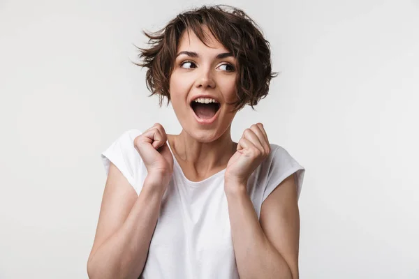 Portret van vreugdevolle vrouw met korte bruin haar in Basic t-shirt — Stockfoto