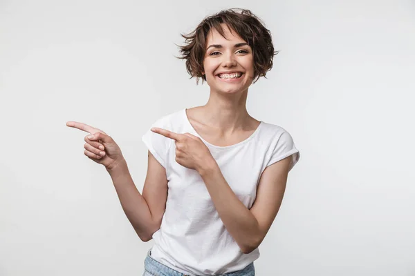 Retrato de mulher alegre com cabelo castanho curto em t-shir básico — Fotografia de Stock