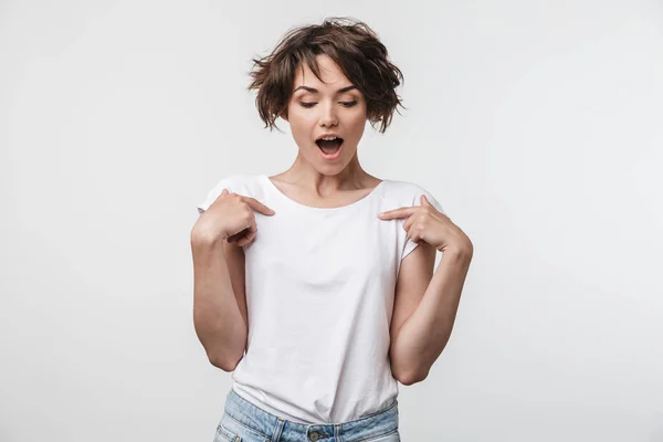 Retrato de mujer sonriente con pelo castaño corto en camiseta básica —  Fotos de Stock