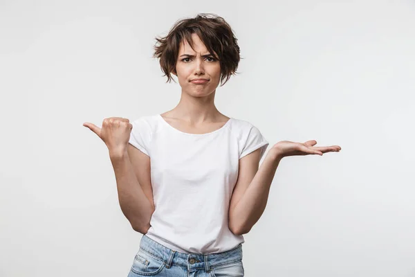 Imagen de mujer perpleja con el pelo corto en la camiseta pointi básica — Foto de Stock