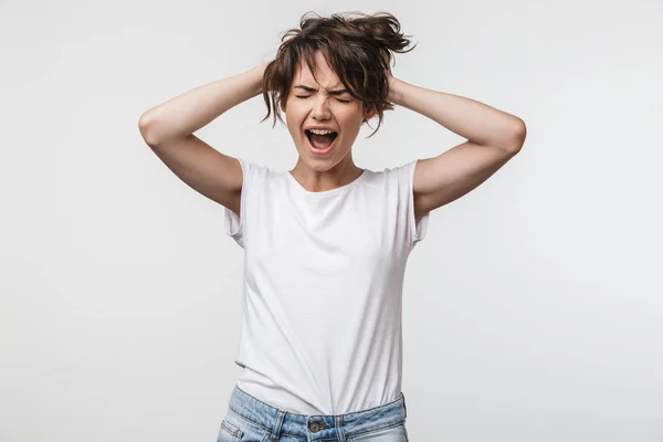 Imagen de mujer sorprendida con el pelo corto en la camiseta básica grito —  Fotos de Stock
