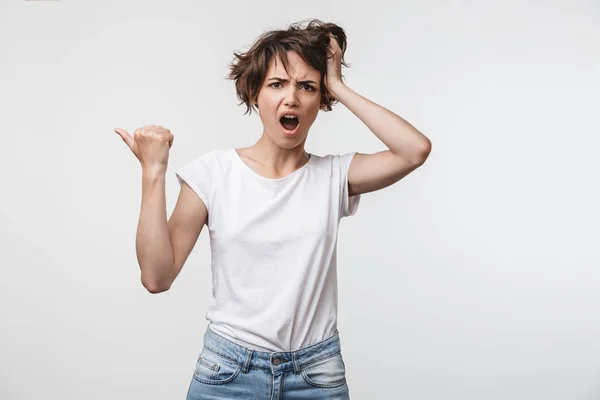 Temel t-shirt kapma kısa saçlı mutsuz kadın görüntü — Stok fotoğraf