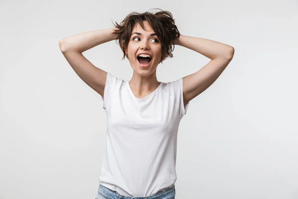 Bild einer fröhlichen Frau mit kurzen Haaren im einfachen T-Shirt, die lacht — Stockfoto