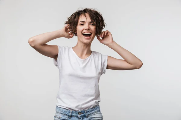 Imagem da mulher feliz em camiseta básica tocando seu cabelo e olhar — Fotografia de Stock