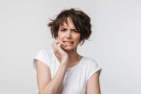 Retrato de mujer alterada con pelo castaño corto en camiseta básica f —  Fotos de Stock