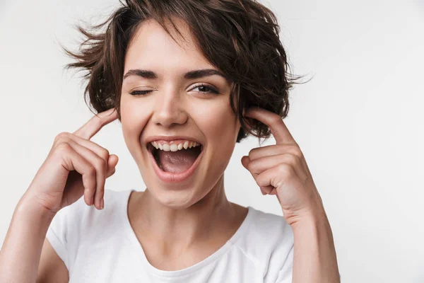 Porträt einer optimistischen Frau mit kurzen braunen Haaren in einfachem T-Shirt — Stockfoto