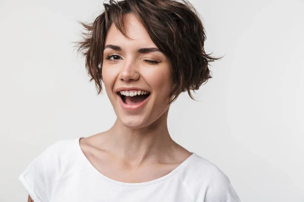 Retrato de mulher alegre com cabelo castanho curto em camiseta básica — Fotografia de Stock