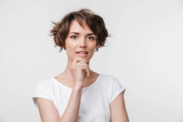 Portret van aantrekkelijke vrouw met kort bruin haar in Basic t-sh — Stockfoto