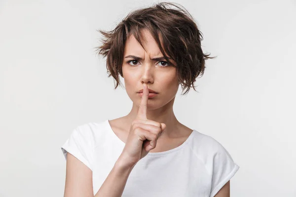 Retrato de mujer enojada con pelo castaño corto en camiseta básica h —  Fotos de Stock