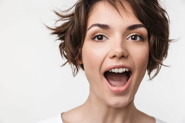 Portrait-Nahaufnahme einer niedlichen Frau mit kurzen braunen Haaren in Basic-T- — Stockfoto