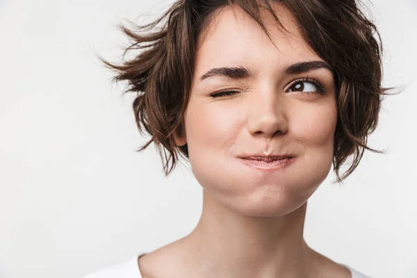 Retrato de primer plano de mujer alegre con pelo castaño corto en básico —  Fotos de Stock