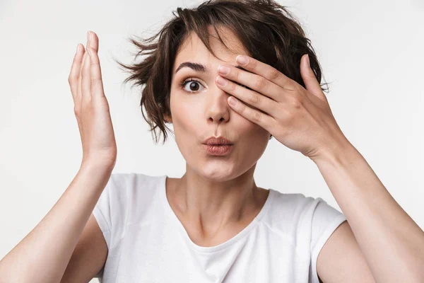 Porträt einer fröhlichen Frau mit kurzen braunen Haaren im einfachen T-Shirt — Stockfoto