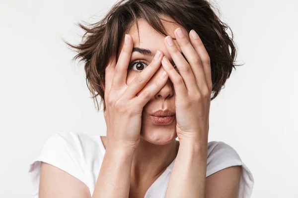 Portret van schattige vrouw met korte bruine haren in Basic t-shirt co — Stockfoto