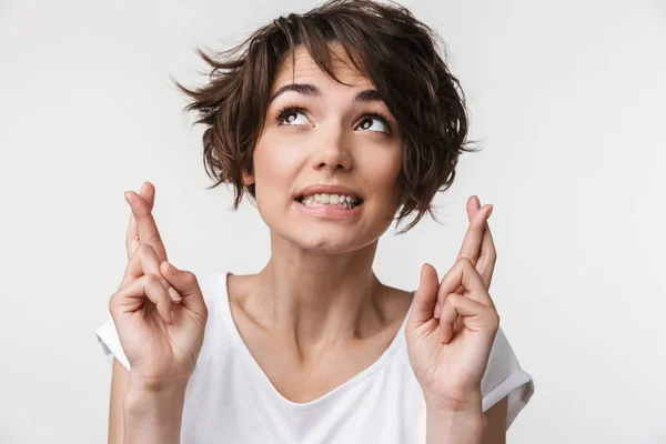 Retrato de mujer alegre con pelo castaño corto en camiseta básica —  Fotos de Stock